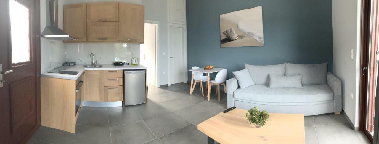 Light Blue House 3 Apartments Poúlithra 외부 사진